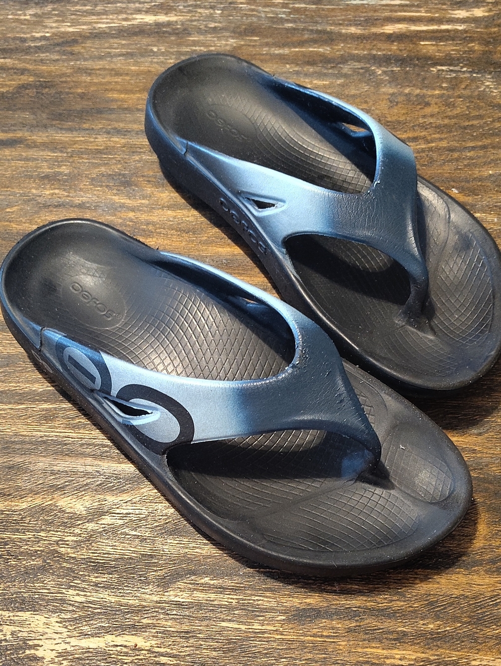 OOFOS Men’s Black and Blue Oofoam Recovery Flipflops Sandals